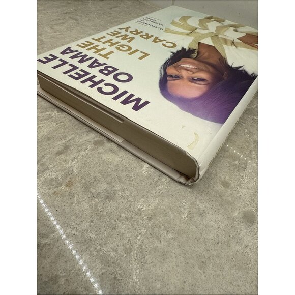 The Light We Carry: Overcoming in Uncertain Times, Michelle Obama. Hardcover New - Picture 4 of 10